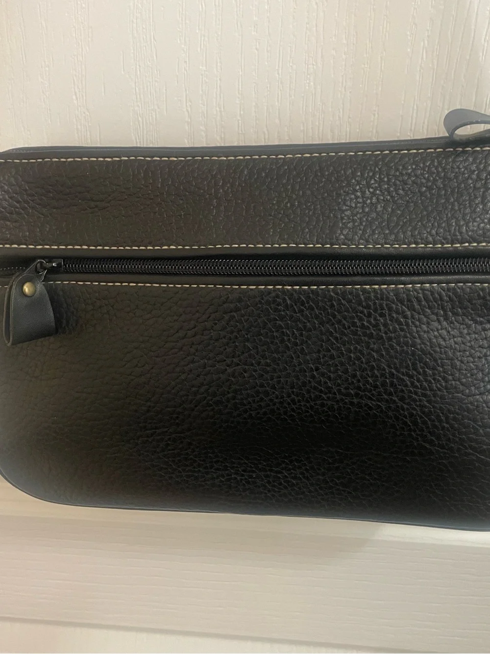 Medallion sleek black